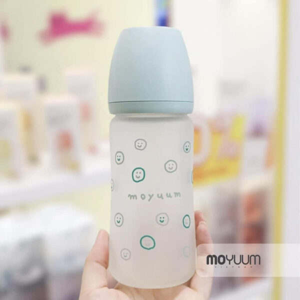 Bình sữa Thủy tinh tráng silicon Moyuum phiên bản Happy More - 240ml